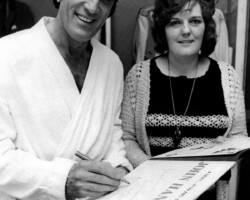 Mom meeting singer John Hanson (September 1976)